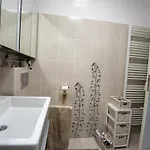 דירה Modern & Sunny 2br - Nivy Bus Station 2min - Fast Wifi - Balcony With View - Close To Old Town *