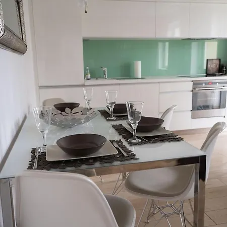 公寓 Central Modern & Sunny 2Br Apartment - Nivy Bus Station 2Min - Fast Wifi - Balcony With View