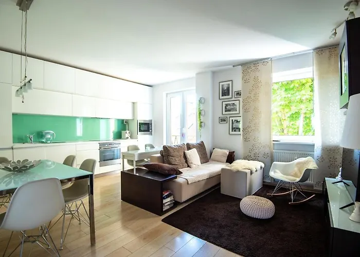Modern & Sunny 2Br - Nivy Bus Station 2Min - Fast Wifi - Balcony With View - Close To Old Town 브라티슬라바