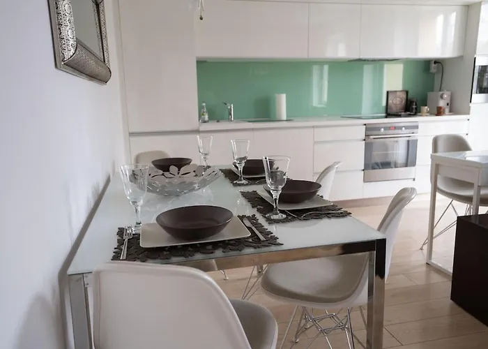 Modern & Sunny 2Br - Nivy Bus Station 2Min - Fast Wifi - Balcony With View - Close To Old Town *