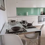 Central Modern & Sunny 2Br Apartment - Nivy Bus Station 2Min - Fast Wifi - Balcony With View *